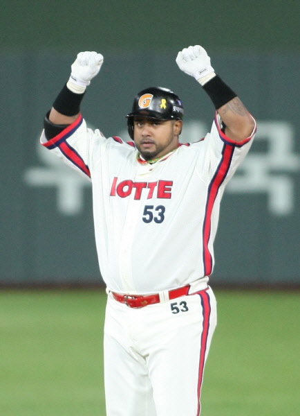 경기를 원점으로 돌리는좌중간 2타점2루타를 때려내는 히메네스선수